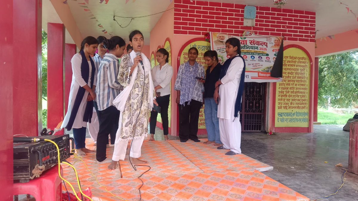 AdminGhazipur's tweet photo. सेवा संकल्प अभियान के अंतर्गत राजकीय महिला स्नातकोत्तर महाविद्यालय, गाजीपुर की छात्राओं द्वारा विकासखंड करंडा के विभिन्न स्थानों पर नुक्कड़ नाटक के माध्यम से जनकल्याणकारी योजनाओं, महिला एवं बाल कल्याण, स्वास्थ्य, शिक्षा व स्वच्छता के प्रति जन-जागरूकता का संदेश दिया गया।
@UPGovt https://t.co/11JaiZyF4u