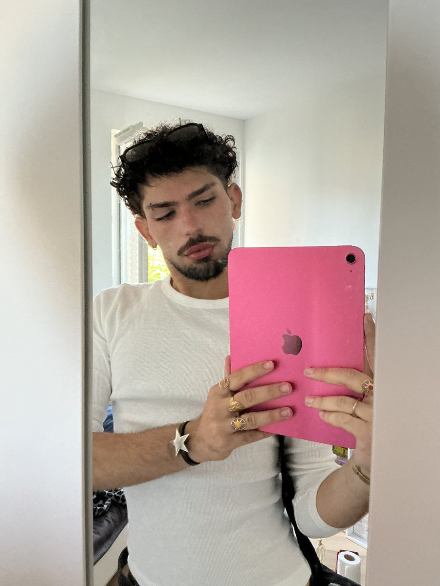 gothisad's tweet photo. cette année c’est moi le disque d’or j’ai trop les crocs c’est mort https://t.co/Ing7YuBbk2