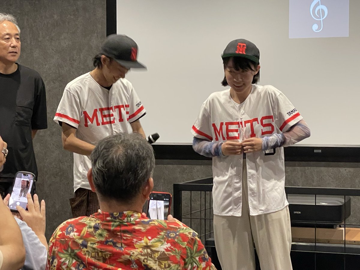 rotemasu's tweet photo. #野球どアホウ未亡人 3周年イベント上映、#ジオリジンオブカブ研 夏子を覚醒させるために殺された賢ちゃんの #秋斗 さんはユニフォームにお色直しで登場。水原夫婦登壇は胸熱でした。野球指導の #古谷航之介 さんにいきなり怒られる重野進も面白かった。↓続く https://t.co/qQ1aqj78YO