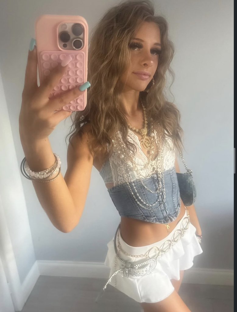 britishtillyx's tweet photo. leaked chav british schoolgirl https://t.co/s7fQEQArtq