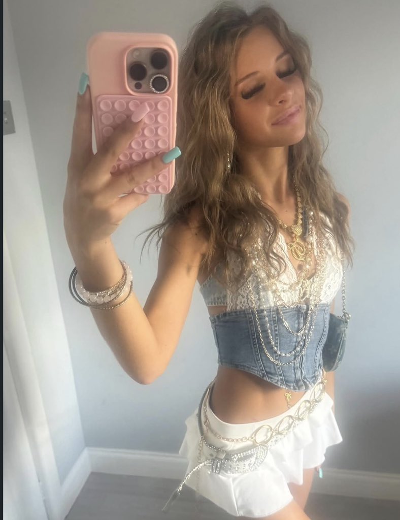 britishtillyx's tweet photo. leaked chav british schoolgirl https://t.co/s7fQEQArtq