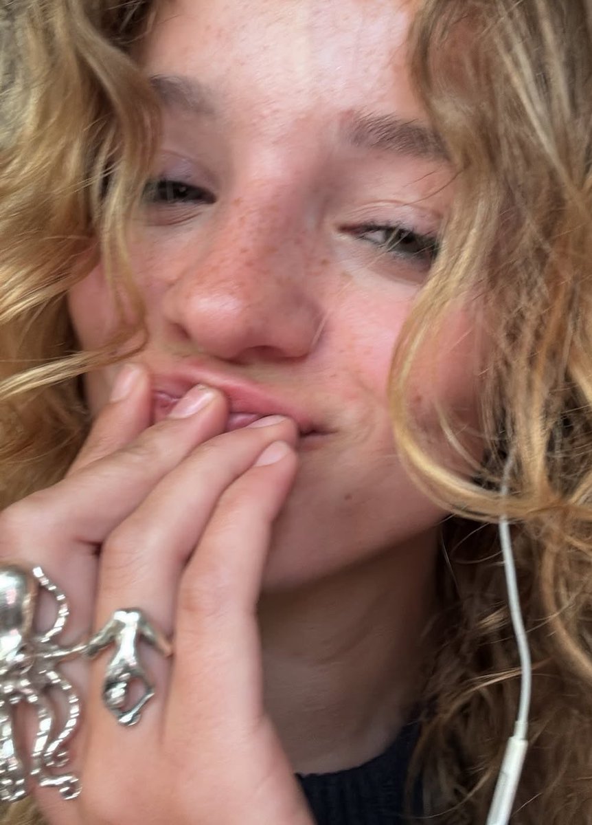 stresskippw's tweet photo. something about her doing this i'm sick https://t.co/IyqXq6oaeX