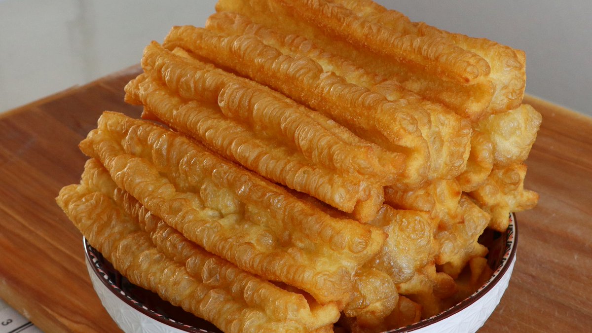 ArtChech6l7's tweet photo. Increíble churro con chocolate caliente en la esquina del barrio! Crujiente por fuera, cremoso por dentro y el chocolate es tan denso que acompaa perfectamente. 100% recomendado para el antojo de la tarde! https://t.co/JWDIW13kS7