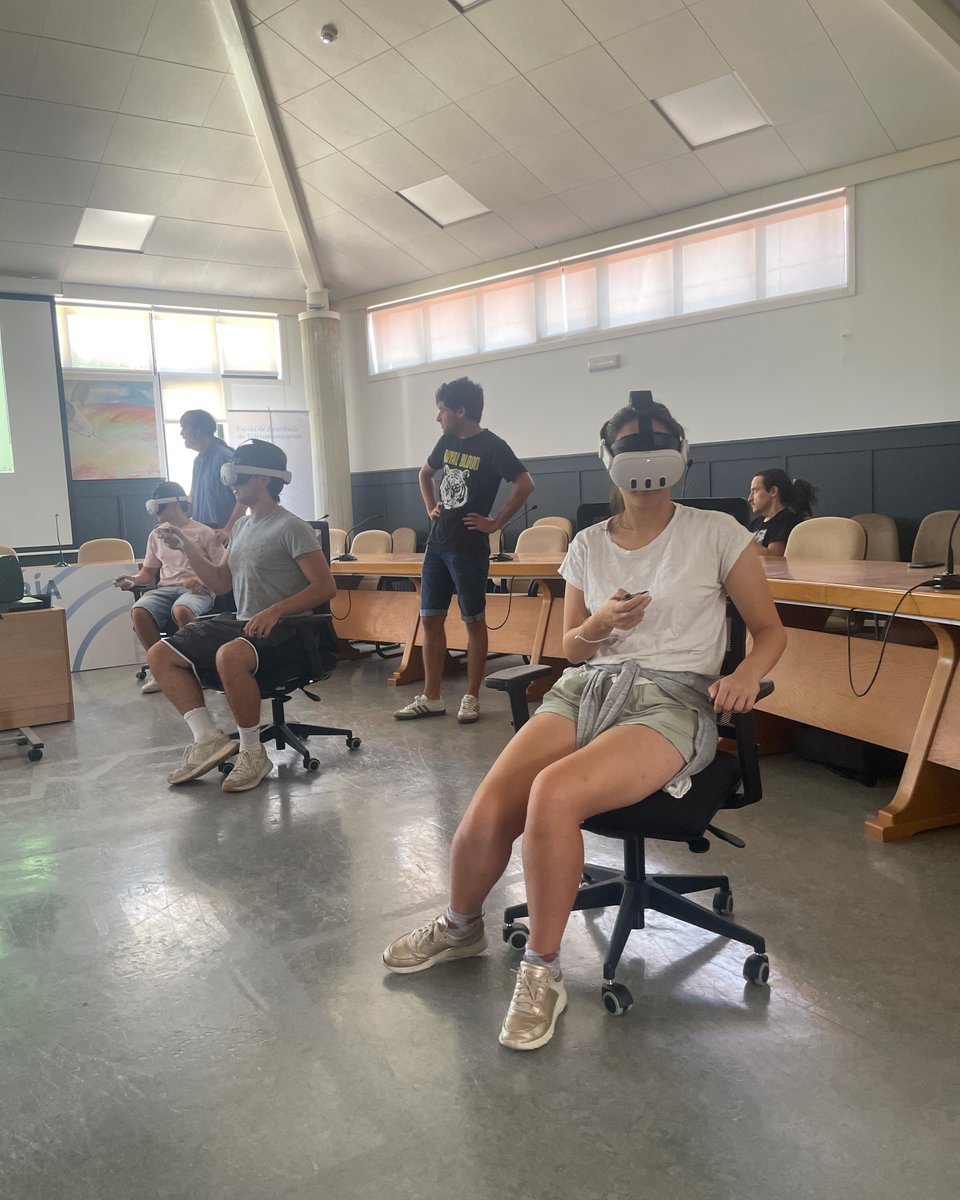 EETelecoVigo's tweet photo. A teoría sae do papel 📚➡️🥽 O alumnado de #TelecoVigo explorou hoxe en realidade virtual conceptos de Campos Electromagnéticos e TEM, difíciles de visualizar nun libro.

Probaron OndasXR, unha experiencia de RV desenvolvida por docentes da Escola para facilitar a aprendizaxe. https://t.co/7dvhnCeTv1