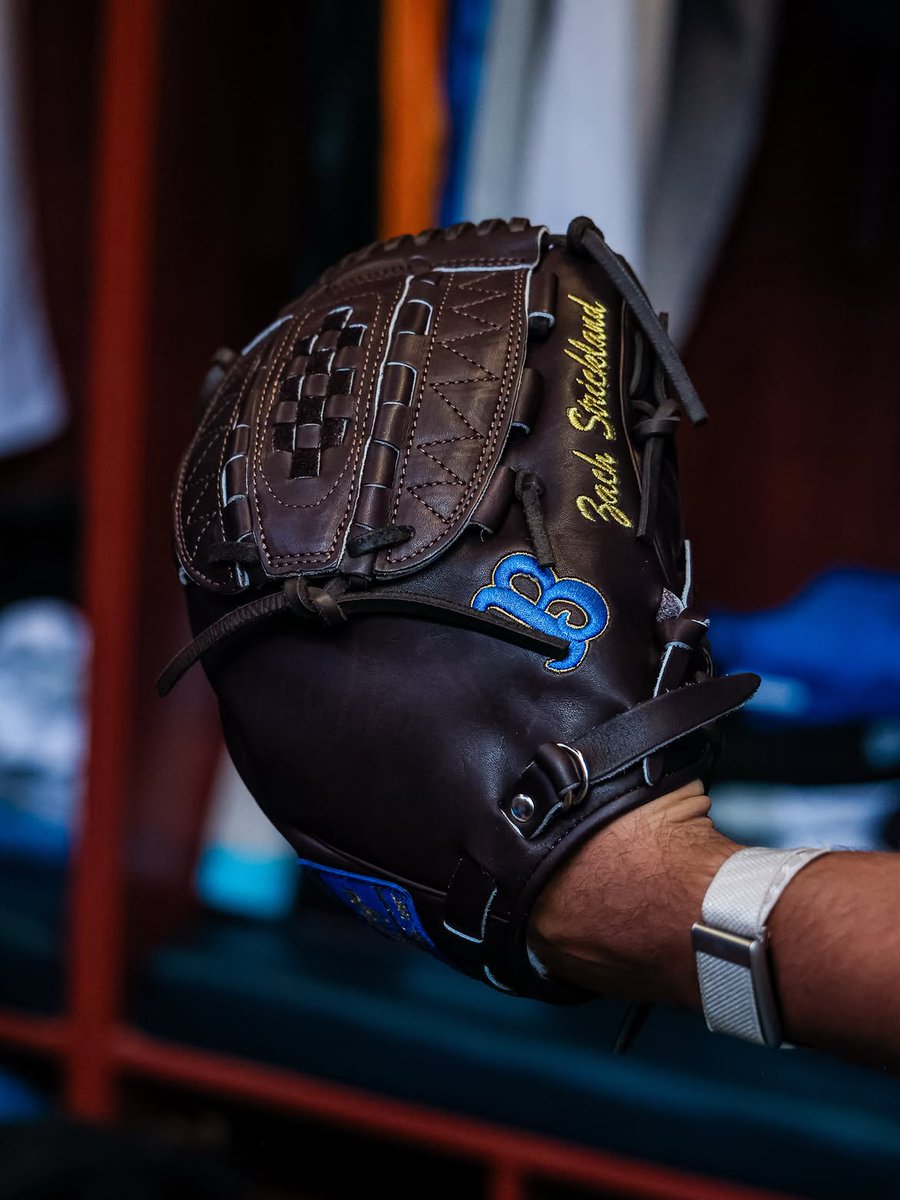 NCAABaseball's tweet photo. Straight heat from @RawlingsSports 😮‍💨🔥

#NCAABaseball x 📸 @UCLABaseball https://t.co/GvJ1Fsj7Wb