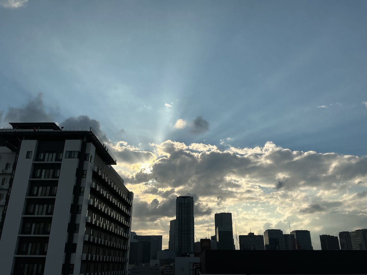 yagimaroni's tweet photo. 今日はとあるYouTube動画の撮影に行ってきました！
朝9時〜16時半までの長丁場のロケ。
朝、小雨が降っていて、こりゃ中止か？と心配していましたが、晴れ女の威力を発揮しました！！ビルの上だけ雲が切れて、晴れ間が！全て撮影完了！
↓
＃天しもビル https://t.co/zuXqWI9rUN