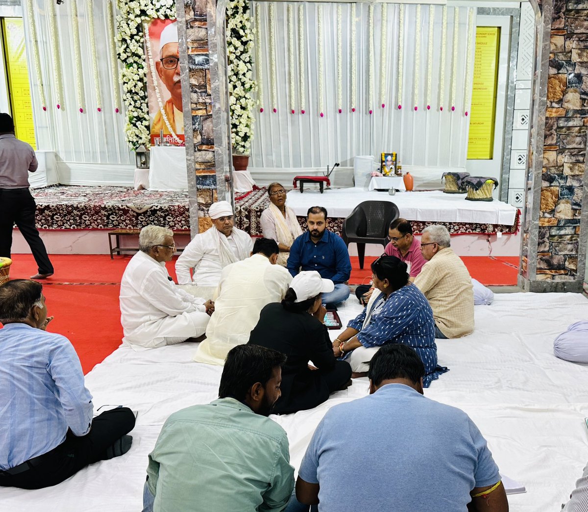premendraguddu's tweet photo. आज अलीगढ़ में भाजपा महानगर अध्यक्ष श्री ई. राजीव शर्मा जी के पूज्य पिताजी स्व. श्री बाबूलाल शर्मा जी के निधन उपरांत उन्हें भावभीनी श्रद्धांजलि अर्पित कर परिजनों से शोक संवेदना व्यक्त की। https://t.co/CdUdfldaFz