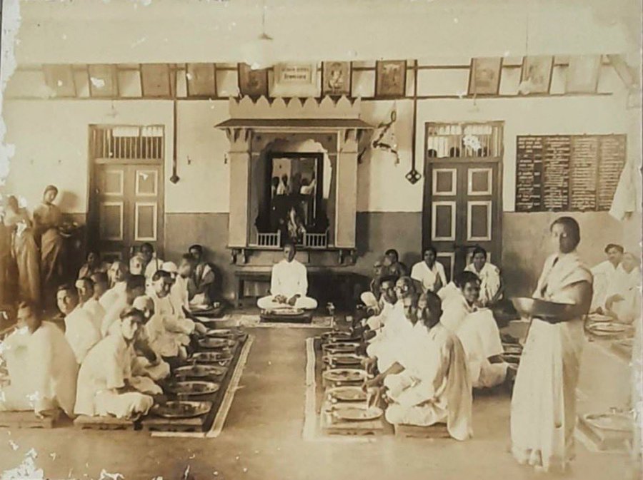 sameer_kasture's tweet photo. The man dedicated his entire life to eradicate the caste system through organizing the inter caste dining &amp; delivered the 'mantra' to people - 'हम सब हिंदू बंधू बंधू'.

Photo: The great Swatantryaveer Savarkar in the inter caste dining, Vadodara (Gujarat), circa 1938. https://t.co/Ww4WVy1CcF
