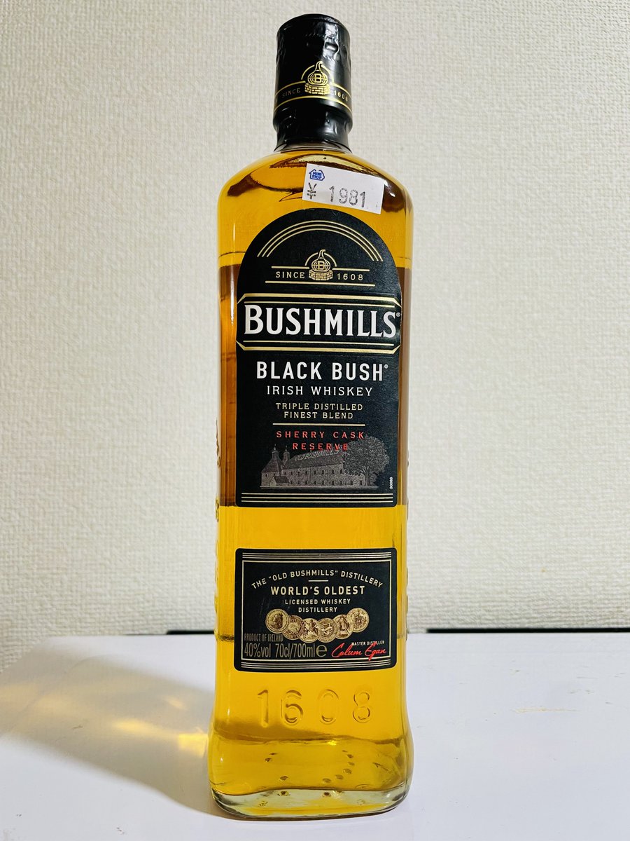 P_ASR_M's tweet photo. 本日の救済瓶🥃
棚落ち救済の「黒ブッシュ」さんです！

アイリッシュのボトルが家に来るのは実は
彼が初だったりするw

ナレーター
「これがアイリッシュ沼の入り口だった事を知るのは先の話であった…」 https://t.co/lq2r9QQNdq