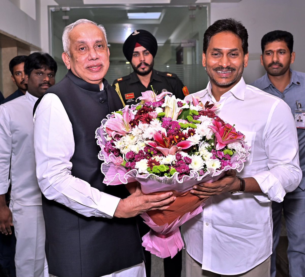 giridharysrcp's tweet photo. డీఎస్సీ అక్రమాలపై గవర్నర్ అబ్దుల్ నజీర్ గారికి వైయస్ జగన్ గారు ఫిర్యాదు 

పార్టీ నాయకులతో బుధవారం విజయవాడలోని లోక్‌భవన్‌‌కి వెళ్లి.. డీఎస్సీ అక్రమాలపై సాక్ష్యాధారాలతో ఫిర్యాదు చేసి సీబీఐతో విచారణ చేయించాలని కోరిన వైయస్ జగన్ గారు .

#MegaDSCScam https://t.co/kitWam1Oub