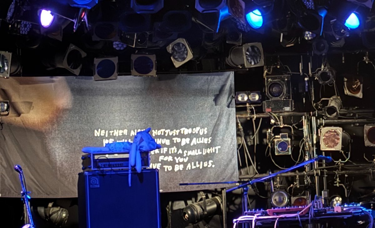 Fuyu76's tweet photo. homecomings主催ライブ。iVyはシンセとギター中心のエレクトロニカドリームポップ面白さがあった。DYGLはガレージ、サーフロック味のあるギター3本の絡みが複雑で飽きない、良い。ホムカミは去年からやってる中盤のeuphoriaからevery breath流れが美し過ぎる。voと演奏はますます安定感が出てきた https://t.co/JpZEUu5K7A