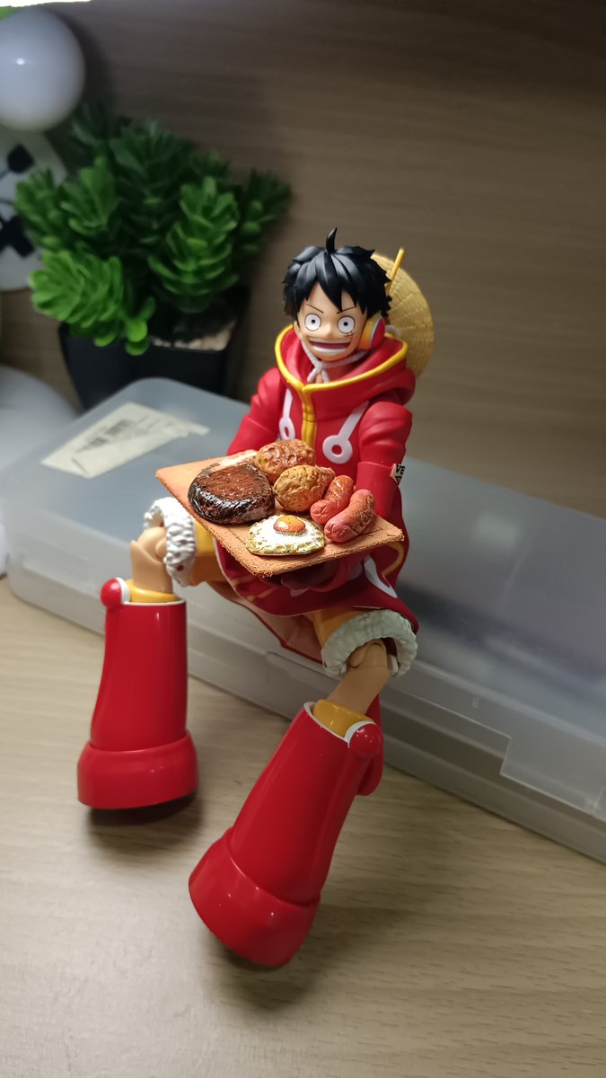Finlatonin's tweet photo. I made miniature food for mini Luffy

#Luff #miniature #food #crafting #clay https://t.co/p29uVnqxR4
