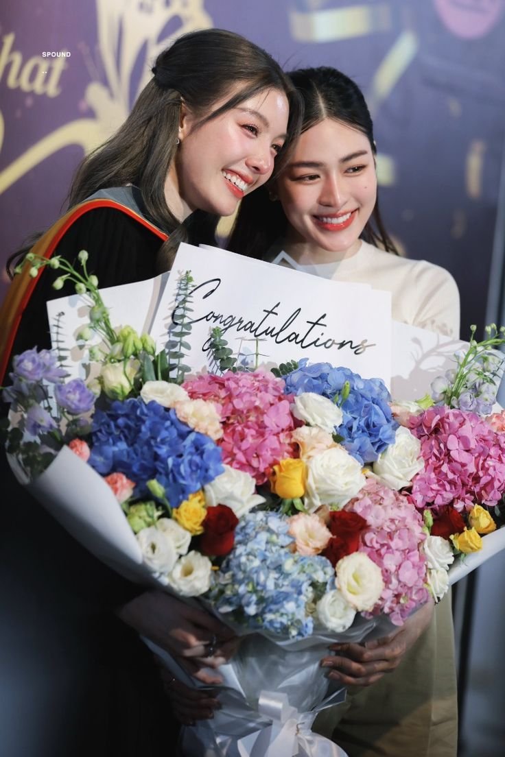 Boonyenie's tweet photo. ว้าว~ หลิงออมเป็นคน friendly จัง 😮 https://t.co/HeuoLxWTKB