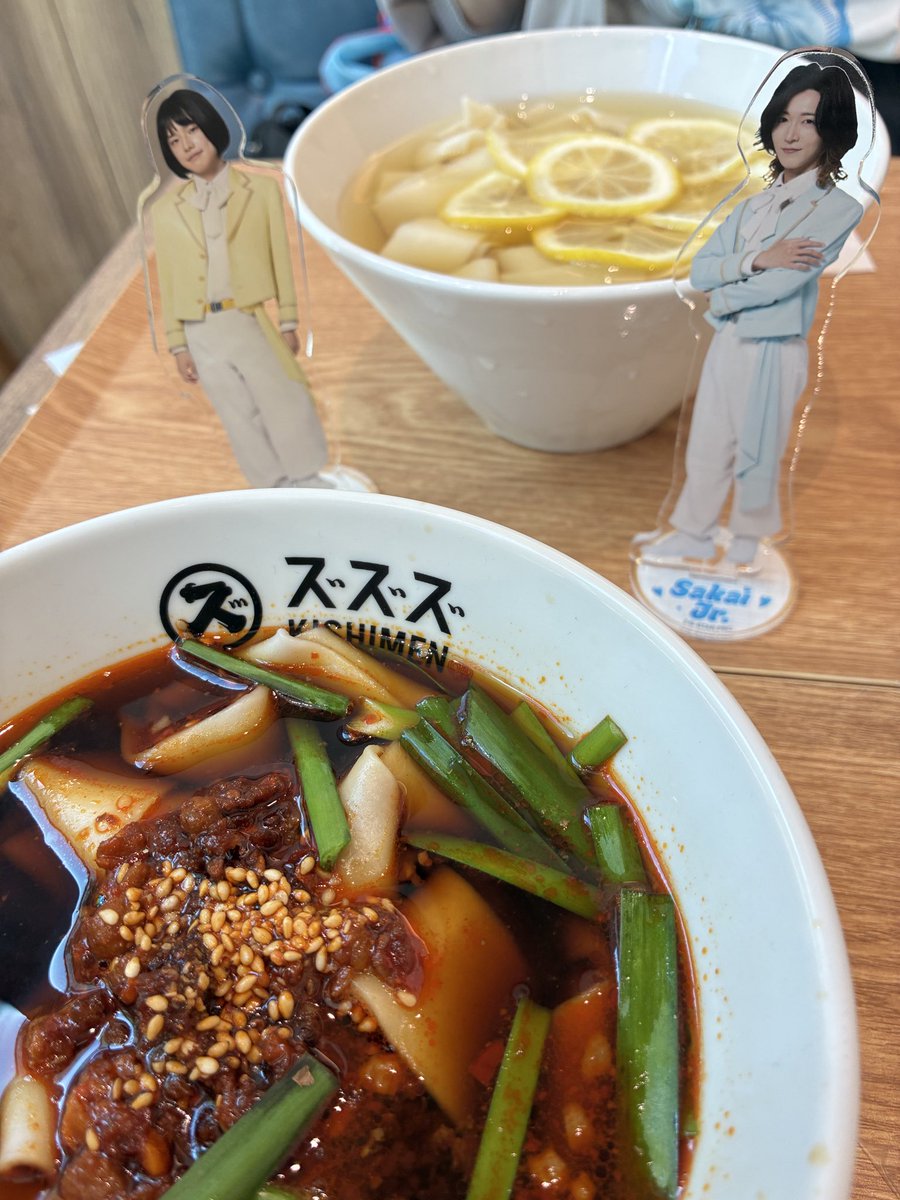 ochio_17's tweet photo. ライブ後のズズズはモナカマさんがたくさんいました🧡💛🩷🩵
サイン色紙も近くで撮らせてもらえて嬉しい♡今回は、やっとおヨネちゃんが食べてた台湾きしめん！！

担々きしめん、タモンを以前食べたけど、私は担々麺が好きだから、担々きしめんが好きかな！！ https://t.co/clU1V0RbwM