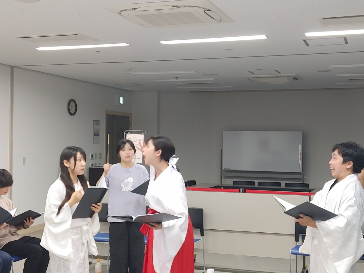 malibustage's tweet photo. 朗読劇「桜並木のアパート」
AB合同で通し稽古をしてきました。
現状、両チームの上演時間は、本編、1時間20分ぐらいかと思われます。
連休で少し稽古があきましたが、役者の感情が圧倒的に進化していました。
楽しみ楽しみ。
そして雰囲気がとてもいいこの座組！
楽しみ楽しみ。
Bのむとうさんが撮ってくれたAの写真を掲載します。
#桜並木2026
https://t.co/gj1LUyemJN
