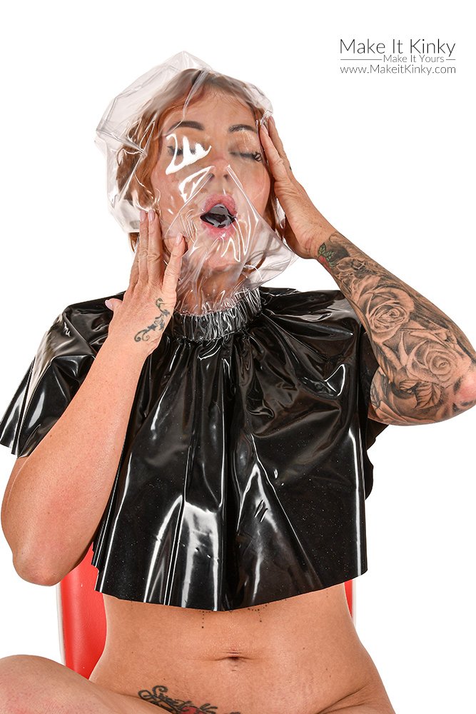 MakeitKinkyUS's tweet photo. 🌶️TO44 - Hooded Shoulder Cape🌶️https://t.co/z62Ke3K913🌶️One size Shoulder semi circular cape with elasticated neck and voluminous hood in glass clear🌶️ #pvc #breathplay #suffocation #pvcfetish #pvcfetishwear https://t.co/7L3vAvJKe0