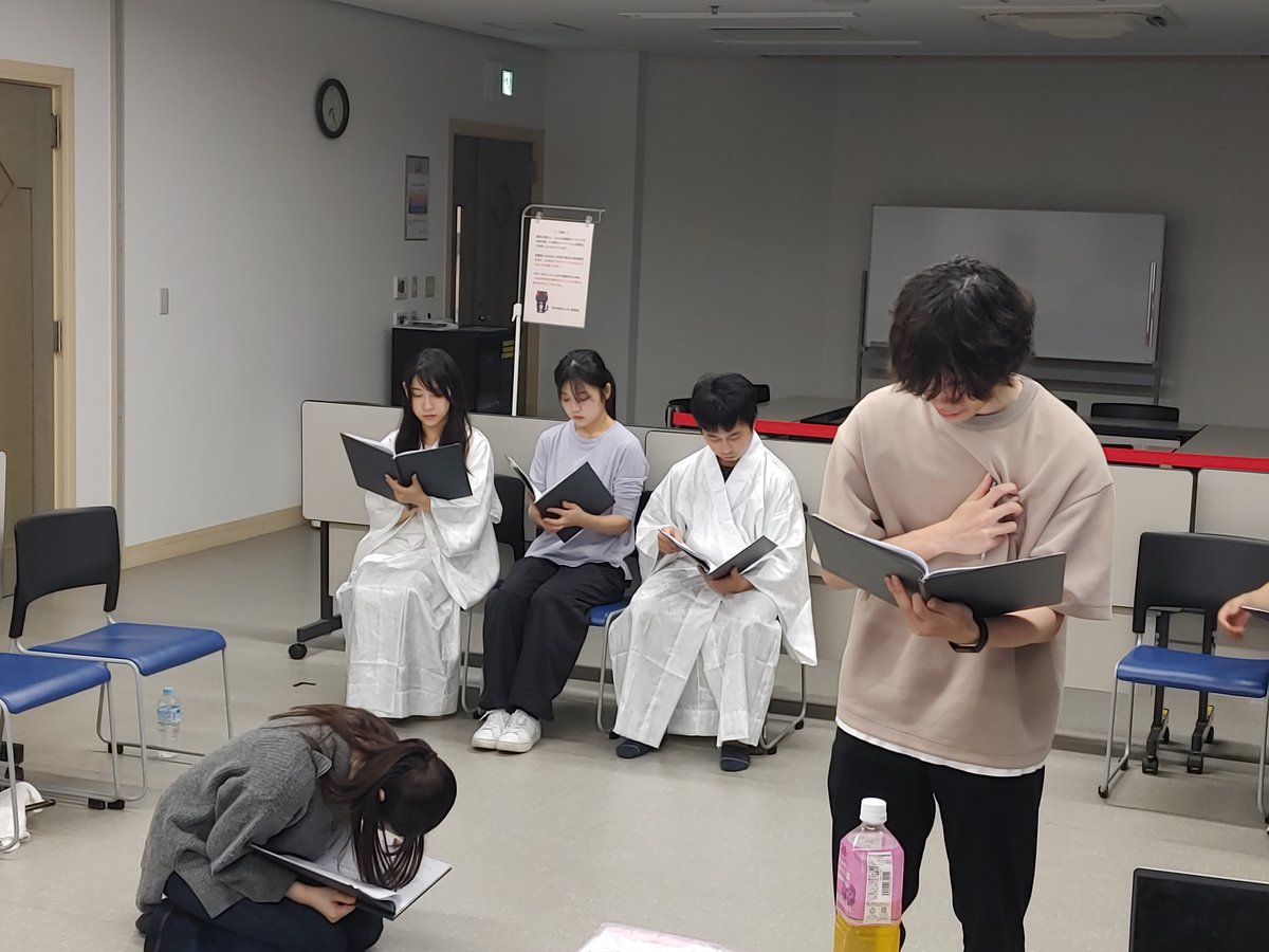 malibustage's tweet photo. 朗読劇「桜並木のアパート」
AB合同で通し稽古をしてきました。
現状、両チームの上演時間は、本編、1時間20分ぐらいかと思われます。
連休で少し稽古があきましたが、役者の感情が圧倒的に進化していました。
楽しみ楽しみ。
そして雰囲気がとてもいいこの座組！
楽しみ楽しみ。
Bのむとうさんが撮ってくれたAの写真を掲載します。
#桜並木2026
https://t.co/gj1LUyemJN