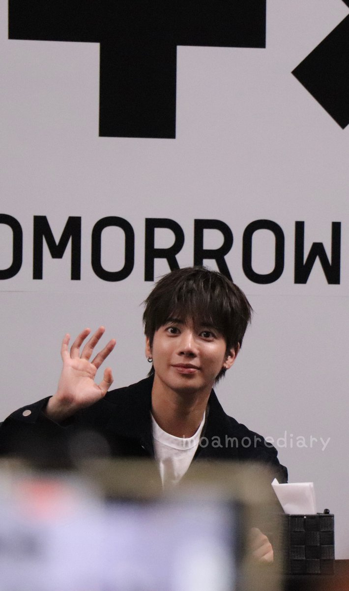 moamorediary's tweet photo. 画像があがってなくてあげ直し！

0923 TXT プレサ

🐿️ペンとしては昨日のインスタに触れないわけにはならぬと思い、まずは写真の御礼とmoaがみんな眠れなかったよとお伝えしたらこの笑顔、まんざらでもなさそうだったw https://t.co/qcmOGI9Slx
