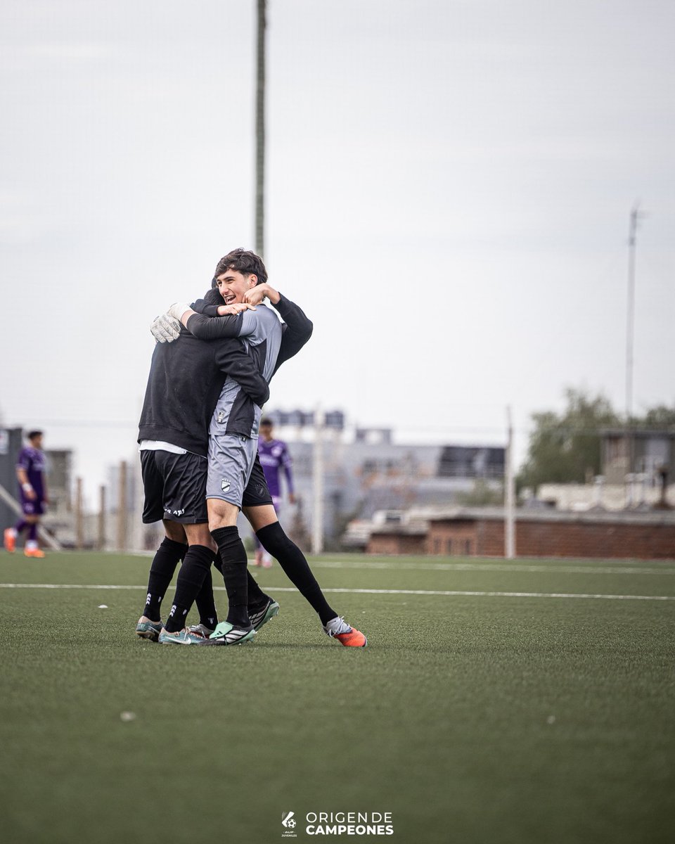 JuvenilesAUF's tweet photo. Miércoles de partidazo en 𝘀𝘂𝗯-𝟭𝟳. Fue triunfo Danubiano por 1-0 🎓 https://t.co/I5po82sTwu