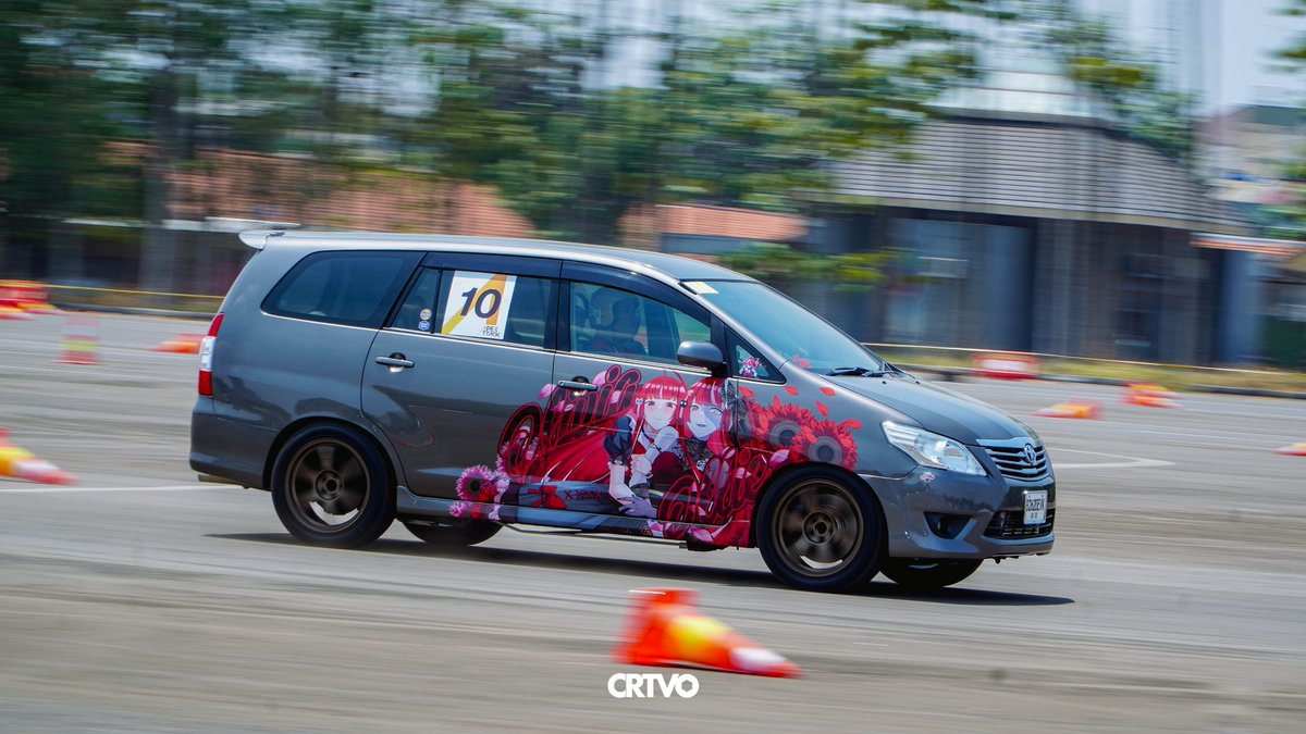 weebkuruma's tweet photo. I also took Ollienova to a autocross event &amp; pushing her to the limits of what an Innova can do, this was  huge fun! Trackday with friends is always a blast 😸

#Kureiji_Ollie #graveyART #zomrade https://t.co/6Ubt5CCMmJ