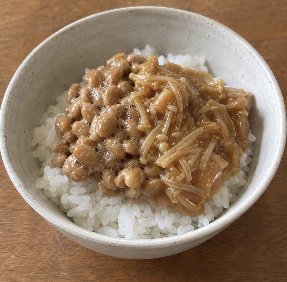 yucha_diet_0's tweet photo. とんでもなく美味しい「なめ茸」
醤油、酒、みりん大さじ2、砂糖小さじ2を鍋に入れ混ぜ、切ったえのき1袋を加えて中火で4分。お酢小さじ1を加えて少し混ぜて完成。タレなしの納豆と一緒に混ぜてご飯と食べるのが本当にうまい。余計なものが入っていないのも嬉しい。パスタ、蕎麦、豆腐、なんでも合う。腸活にもなる最高の常備菜。