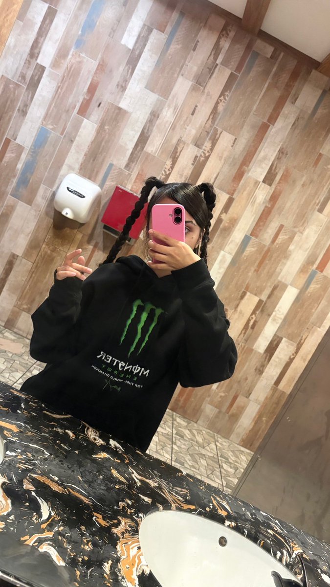 pradavelly's tweet photo. I wish it was kimkruger😔 https://t.co/4XXMSqiv3x