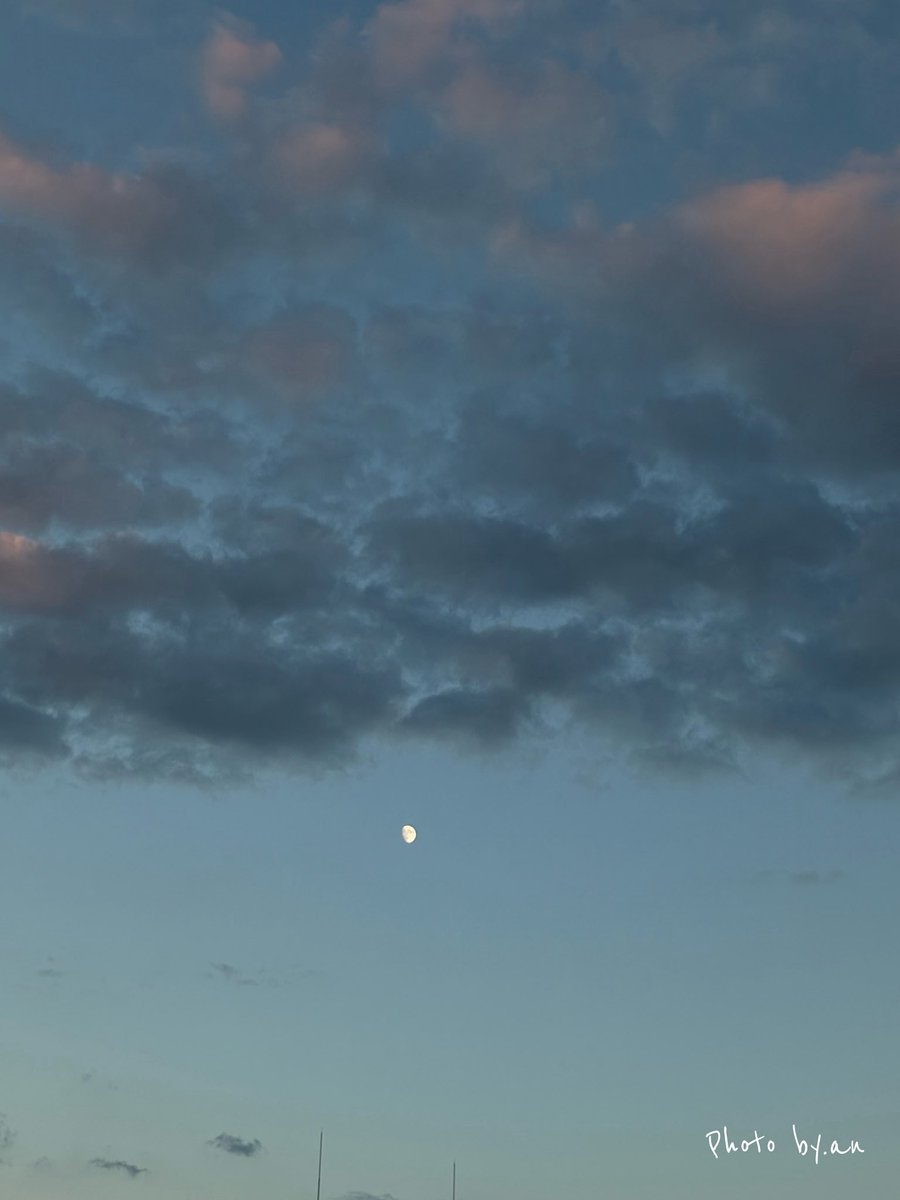 an08120000's tweet photo. 今日もお疲れさま
また明日- ̗̀ ( ˶'ᵕ'˶) ̖́-

写真は昨日のお月様🌙.*·̩͙

 #カコソラ https://t.co/hk46WYW13n