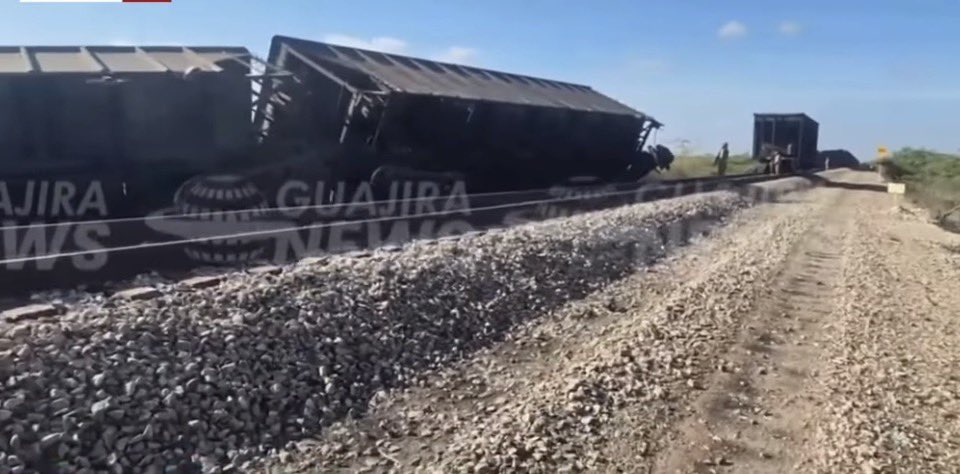yorija's tweet photo. La situación de orden público hoy  en Riohacha  es  dramática: cazas de la FAC surcan los cielos, transportadores y comerciantes están amenazados, nadie viaja por la  Troncal del Caribe y volaron el tren del Cerrejón. No es solo Santa Marta como se informa desde en el interior. https://t.co/QWADnEWn2c