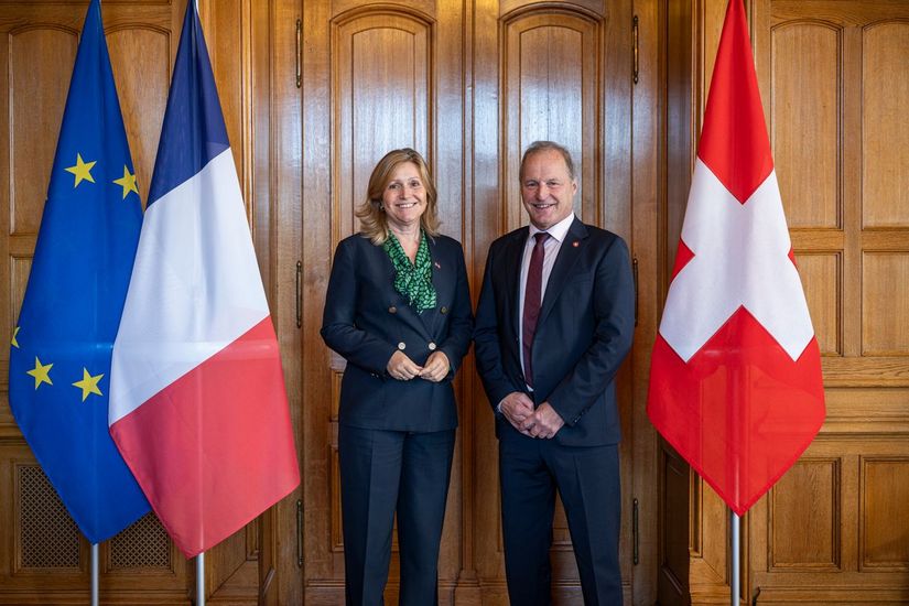 ParlCH's tweet photo. « La France est pour la Suisse bien plus qu’un pays voisin : c’est un partenaire prioritaire de notre politique étrangère » : le président du Conseil national, Pierre-André Page, a accueilli aujourd’hui au Parlement la présidente de l’Assemblée nationale française, @YaelBRAUNPIVET. Les échanges ont porté sur les relations bilatérales et transfrontalières, les rapports avec l’UE et la sécurité en Europe, mais aussi sur les défis de nos démocraties et le système suisse de formation duale. Des échanges placés sous le signe du partenariat et d’un dialogue parlementaire étroit. 🇨🇭🤝🇫🇷
👉https://t.co/C8v9hoGEwp