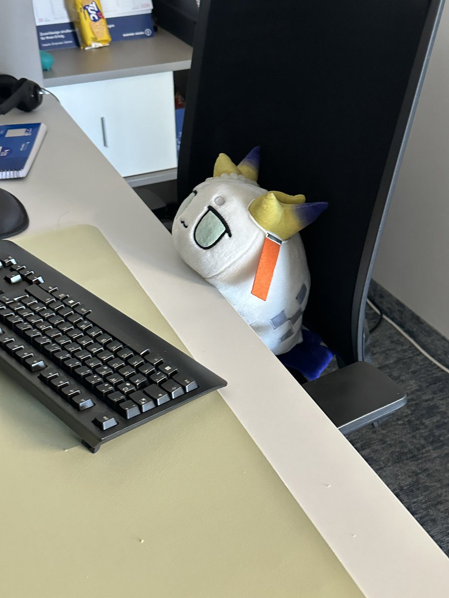 Gaemms_Chamois's tweet photo. she should be out in the fields, not at an office job........ https://t.co/sDg608HcDI