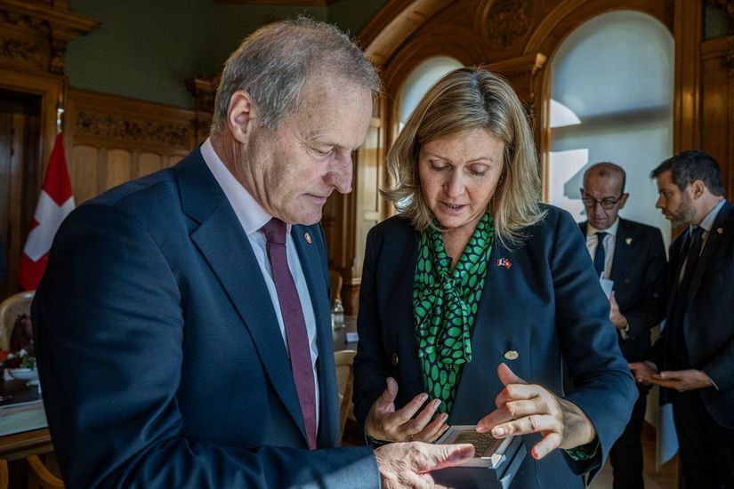 ParlCH's tweet photo. « La France est pour la Suisse bien plus qu’un pays voisin : c’est un partenaire prioritaire de notre politique étrangère » : le président du Conseil national, Pierre-André Page, a accueilli aujourd’hui au Parlement la présidente de l’Assemblée nationale française, @YaelBRAUNPIVET. Les échanges ont porté sur les relations bilatérales et transfrontalières, les rapports avec l’UE et la sécurité en Europe, mais aussi sur les défis de nos démocraties et le système suisse de formation duale. Des échanges placés sous le signe du partenariat et d’un dialogue parlementaire étroit. 🇨🇭🤝🇫🇷
👉https://t.co/C8v9hoGEwp