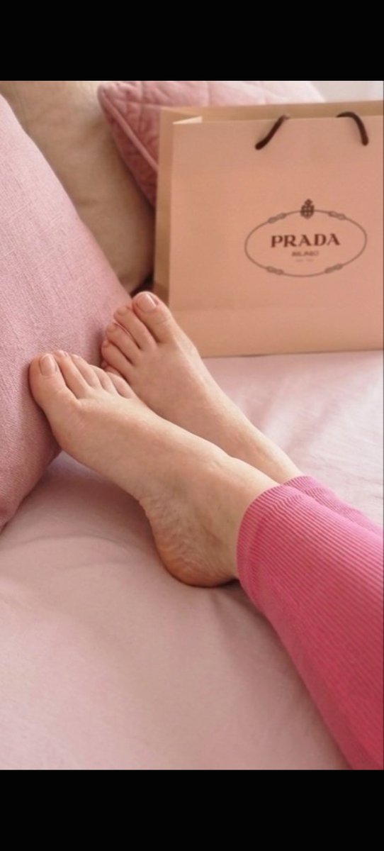 AMissBank's tweet photo. 👣 I'm bored, I want to go shopping...🛍️ #feetfetısh https://t.co/vedvELcuBs