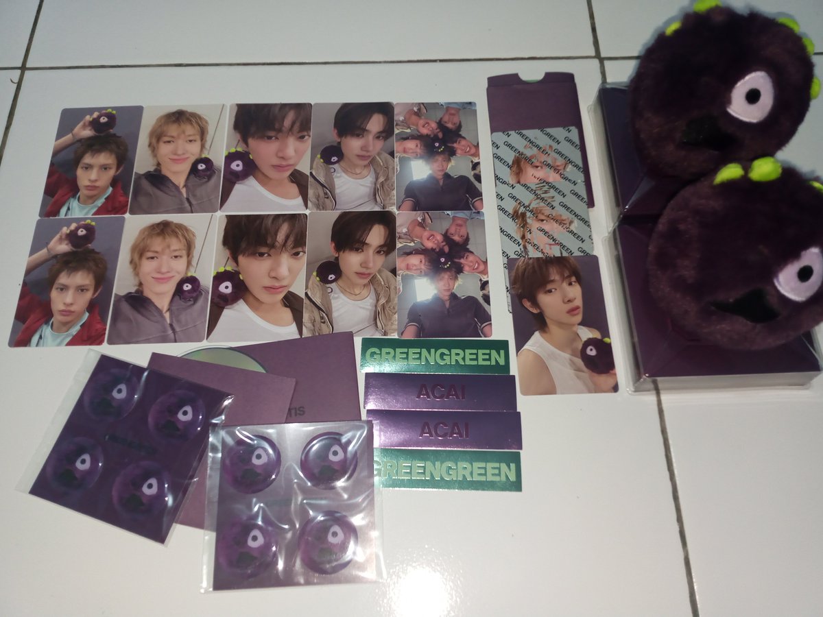 coerbeez's tweet photo. Mau aku jual unsealed set, satunya minus pc jju. Kalau mau satuan bisa. Jujur gak espek aja, kalau beli set acai yang pulang martin pentil 😭 wangi martin sc corballnya 😭 https://t.co/oD0QznuEli