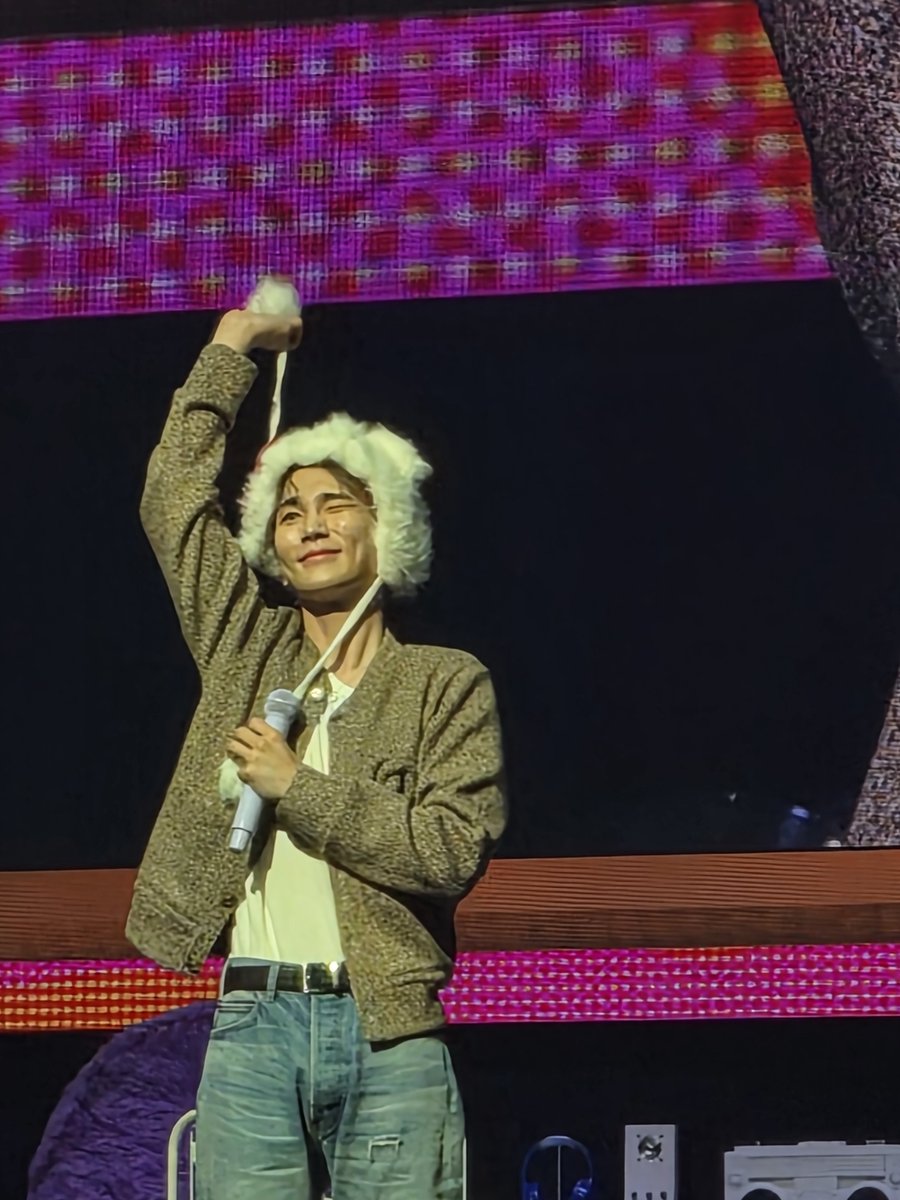 ttinengg's tweet photo. 다들 폰으로 왤케 잘찍으시죠? 최신폰이신가,,
제 손이 문제인거겟조?
제폰엔 기범이의 존안이 담기지 않아여.. https://t.co/PWPCV1oM5w