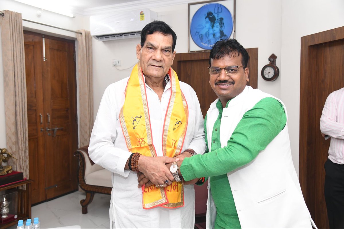AKSharmaOffice's tweet photo. माननीय विधायक मिल्कीपुर अयोध्या उत्तर प्रदेश श्री @Chandrabhanubjp जी ने आज सायं 7:30 बजे माननीय मंत्री श्री @aksharmaBharat जी से शिष्टाचार भेंट की।
@narendramodi @myogiadityanath @JPNadda @Bhupendraupbjp @idharampalsingh
#NayeBharatKaNayaUP
#GoodGovernance
#HumaraUP #VikasExpress