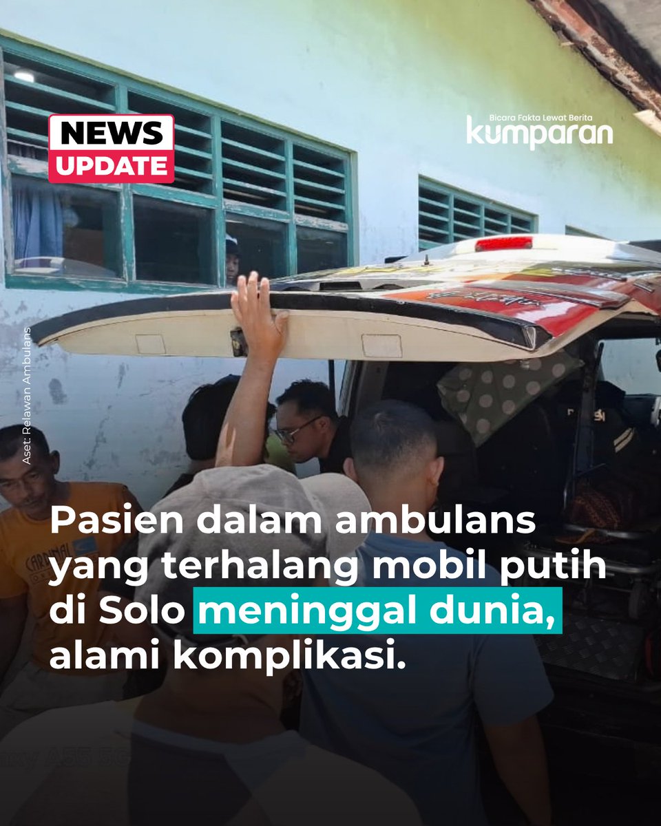 kumparan's tweet photo. Seorang pasien lansia bernama Suparjo, warga Desa Blimbing, Kecamatan Gatak, Kabupaten Sukoharjo, Jateng, yang menjadi penumpang ambulans yang terhalang mobil putih BYD meninggal dunia, Rabu (23/9).

Peristiwa ini terjadi saat ambulans melintas di Jalan Yos Sudarso, Solo, Senin (21/9) dan videonya viral di jagat maya. Dalam video singkat berdurasi 1 menit 31 detik tersebut, mobil ambulans telah membunyikan sirine dan klakson agar pengemudi mobil putih BYD menepi.

Namun, pengemudi mobil tersebut terus melaju hingga kedua kendaraan tersebut pada posisi sejajar, sopir ambulans kemudian berteriak. Mobil tersebut terus tancap gas dan tetap berada di depan mobil ambulans.

Di dalam ambulans tersebut, terdapat Suparjo yang mengalami kondisi kritis dari Gatak, Sukoharjo, menuju IGD RSUD Dr. Moewardi, Solo. Korban pun meninggal dunia usai menjalani perawatan di RSUD Dr. Moewardi, Jalan Kolonel Sutarto, Solo.

“Kondisi pasien sakit komplikasi. Kondisinya memang sudah kritis saat itu, dan hanya bisa ditangani di RS Tipe A [RSUD Dr Moewardi]," ucap Ketua relawan Saber Ambulans, Wirawan pada Rabu (23/9).

Polresta Surakarta dalam pernyataan tertulis menjelaskan, polisi menilang Suharso, pengemudi mobil putih BYD karena tidak memberikan prioritas kepada ambulans. Kedua pihak pun berujung saling bermaafan dan berjanji tidak akan mengulanginya lagi.

📸: Dok. Relawan Ambulans.

Baca selengkapnya dengan klik link di bio. Cari tahu berita update lainnya dengan download aplikasi kumparan di App Store atau Google Play.⁠
⁠
📝: newsupdate | update | news | oneliner | R129 | R151 | E064 | E120 | E018
#bicarafaktalewatberita #kumparan