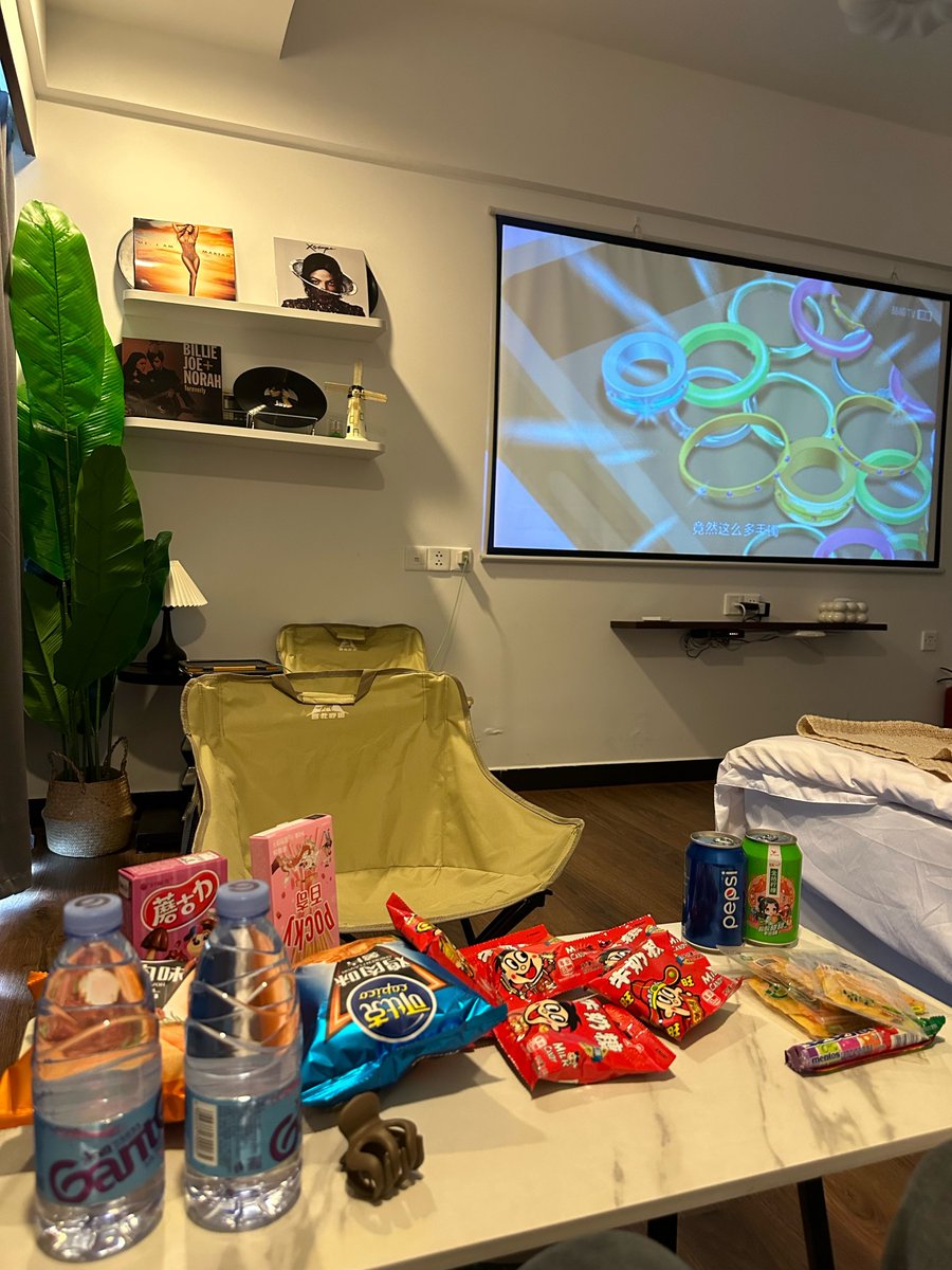 DarronInverso's tweet photo. Hoy me quedé en casa viendo una película cálida, y el corazón se siente ligero como una pluma. https://t.co/YL10RfVvpt