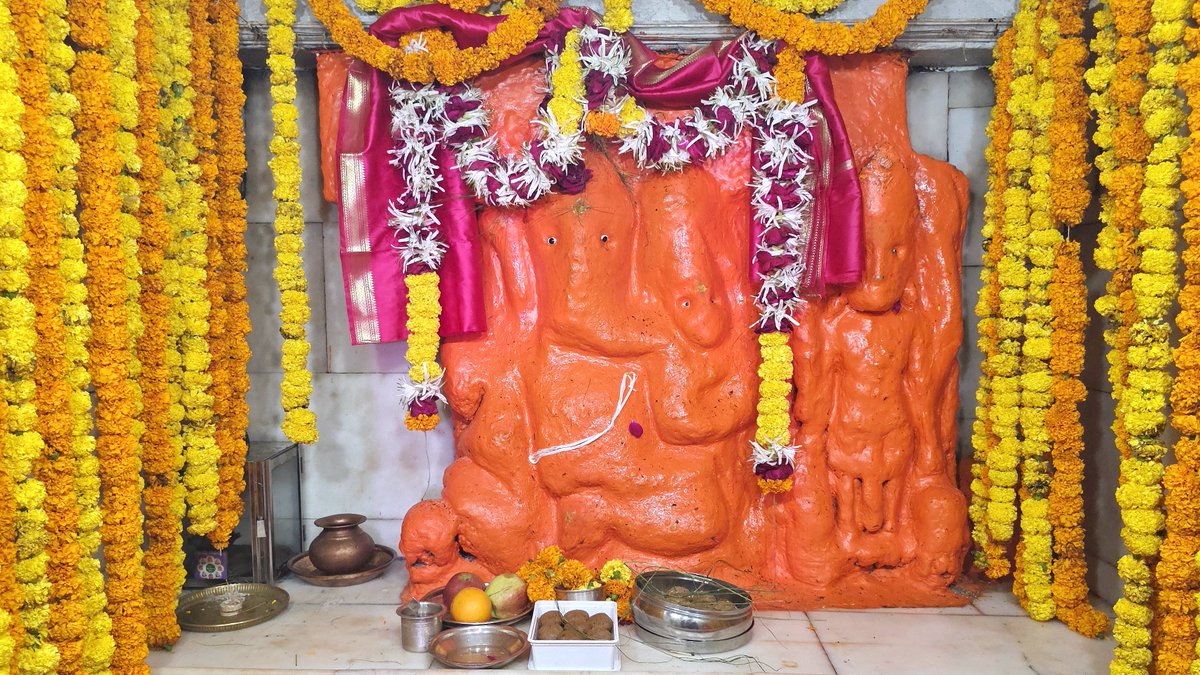 Somnath_Temple's tweet photo. श्री कपर्दिविनायक मंदिर, श्री सोमनाथ मंदिर परिसर
दिनांक: 23 सितंबर 2026, भाद्रपद शुक्ल द्वादशी - बुधवार
सायं शृंगार
092611199
#somnath #mahadev #shivji
#bhakti #somnathlivedarshan #somnathtemple #JaiSomnath
#SomnathSwabhimaanParv

Whatsapp Channel Daily Darshan https://t.co/sndKP0fuKq