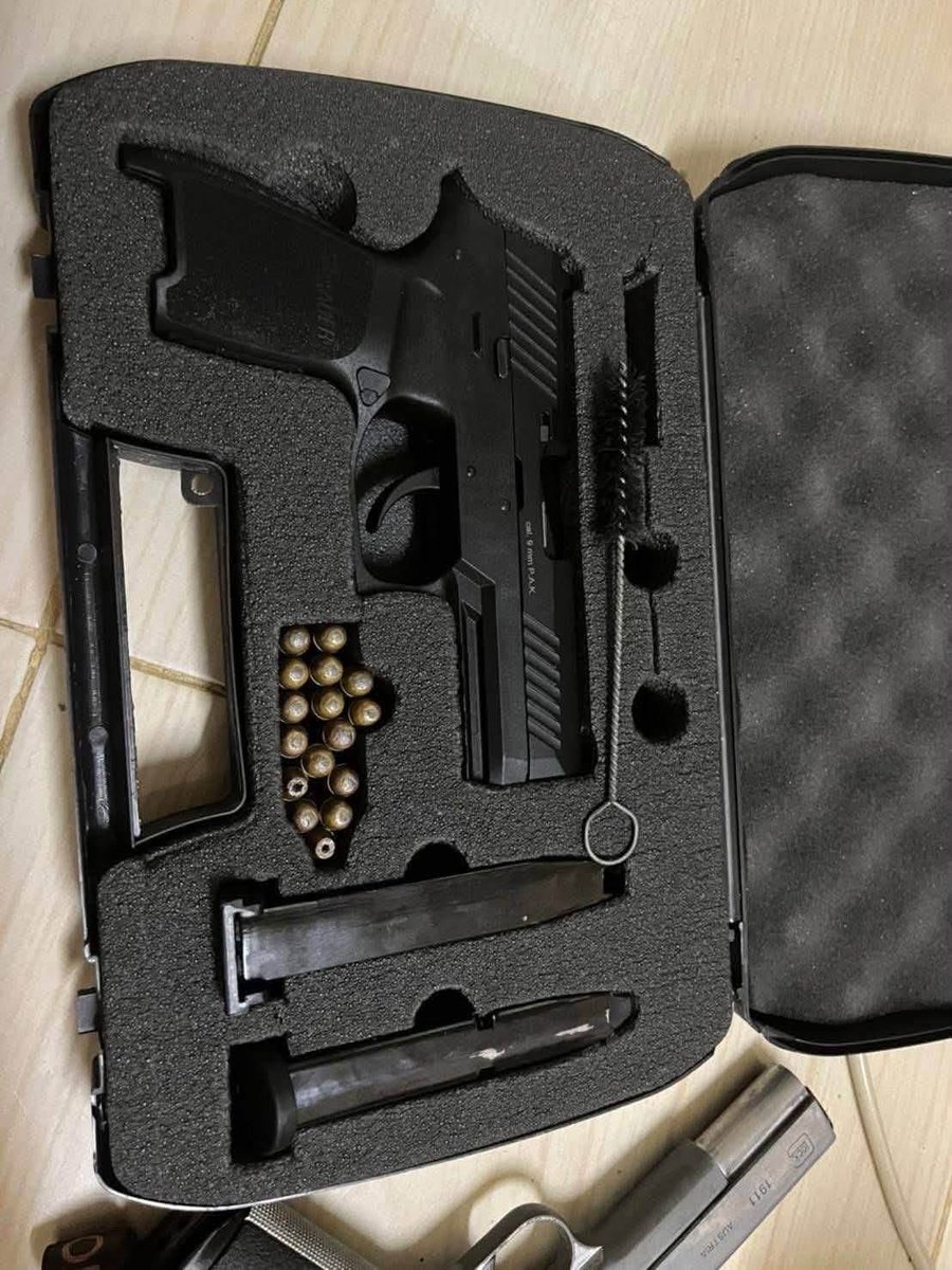 GunGunuvee's tweet photo. ขายSIG P320ราคา13000บาทระบบ100สภาพใหม่มีลูหแถมไปไห้ลองสนใจงานติดต่อสอบถามแอดไลน์🆔gun357✅💯
#ปืนเถื่อน #ฟีดดดシ゚ypシ゚  #ฟีดดดfypシ゚ 
#ฟีดด  #เปิดการมองเห็น #ปืนเถื่อนส่งจริง
#ปืนหลุดจำนำ #ปืนไม่มีทะเบียร https://t.co/pWSpUOdqSD