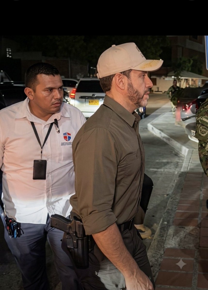 riveraguillermo's tweet photo. Uno de los avances mas importantes de la democracia colombiana fue establecer el monopolio de la fuerza en cabeza del Estado, por una parte, y por la otra, establecer que quienes portaban armas a nombre del Estado (la fuerza pública) no participaran en política (no pueden ser elegidos) y se subordinaran al poder civil. Esta imagen del poder civil armado significa una involución para nuestra cultura democrática. Si la imagen que vemos se conecta con la reciente decisión de flexibilizar las limitaciones al porte de armas por parte de los ciudadanos, veremos a muchos de estos imitando al presidente y resolviendo por mano propia los conflictos que deberían resolver las instituciones. Ojalá me equivoque , pero presiento que se avecinan épocas de muchos disparos provenientes de armas “lícitas”, que igual que las ilícitas, acaban con la vida de seres humanos.