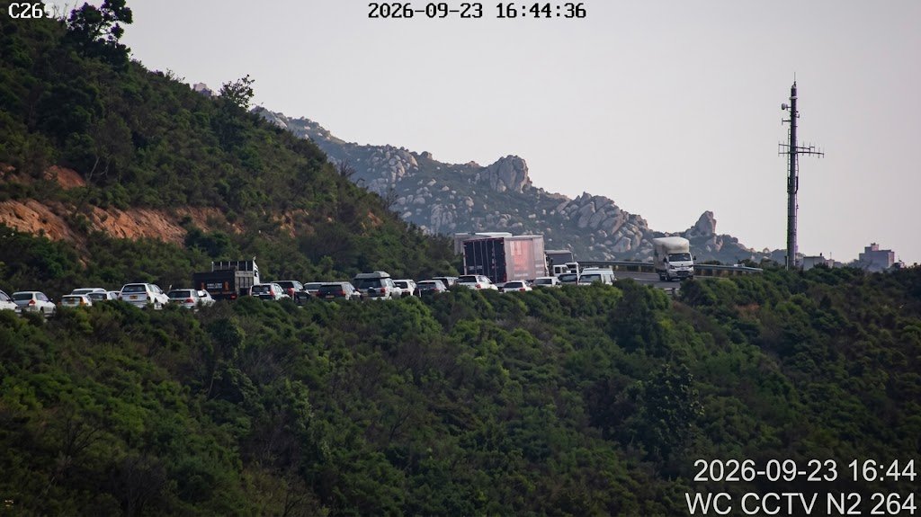 TrafficSA's tweet photo. Cape Town - N2 Sir Lowrys Pass (Update): #FatalCrash - QUEUES both sides (a main weekend route, so its very busy) https://t.co/Oz9fC3x34A