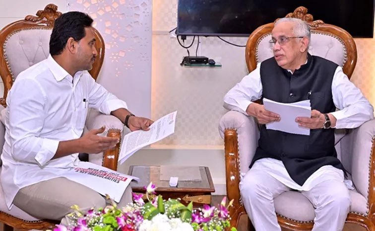 AKLiveNow's tweet photo. జగన్‌కు షాక్ ఇచ్చిన గవర్నర్!

DSC ప్రశ్నపత్రం లీక్ అయిందని గవర్నర్‌తో అన్న జగన్.. "CBT (Computer Based Test) విధానంలో పరీక్ష ఉంటుంది కదా?" అని జగన్‌ను అడిగిన గవర్నర్. "అవును, CBTలోనే లీక్ అయింది" అన్న జగన్. "ఎలా లీక్ అవుతుంది? ఒక్కొక్కరికి ఒక్కో ప్రశ్నపత్రం వస్తుంది కదా?" అని అడిగిన గవర్నర్.. "అన్ని ప్రశ్న పత్రాలు ఇవ్వటం ఇవ్వడం కుదరదు, అందరికీ ఒకే ప్రశ్నపత్రం ఇచ్చారన్న" జగన్.. "మీరు సరిగ్గా తెలుసుకోండి, CBTలో ఏ ఒక్కరికీ ఒకేలాంటి ప్రశ్నపత్రం రాదు. కాబట్టి లీక్ అవ్వడానికి అవకాశమే లేదు" అని స్పష్టం చేసిన గవర్నర్.