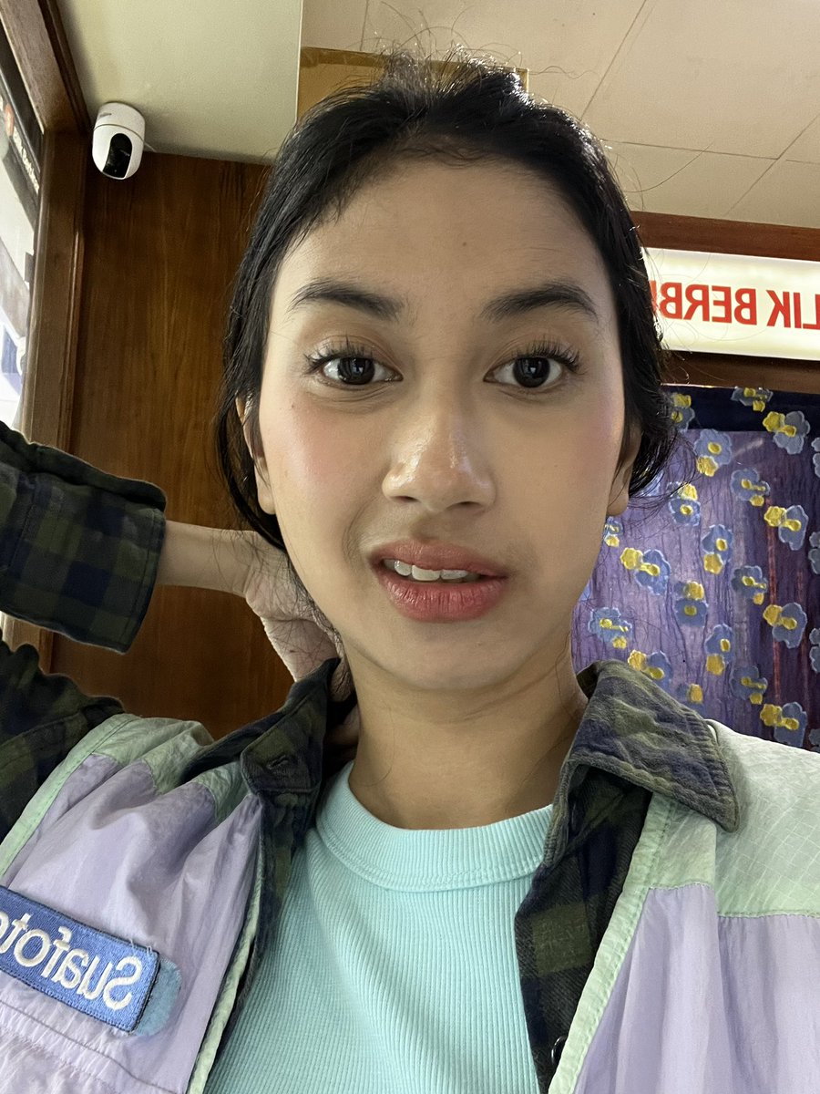 kjocno's tweet photo. gue didalam satu hari yg sm (photo nyambi kerja) https://t.co/f8A2NcdZFb