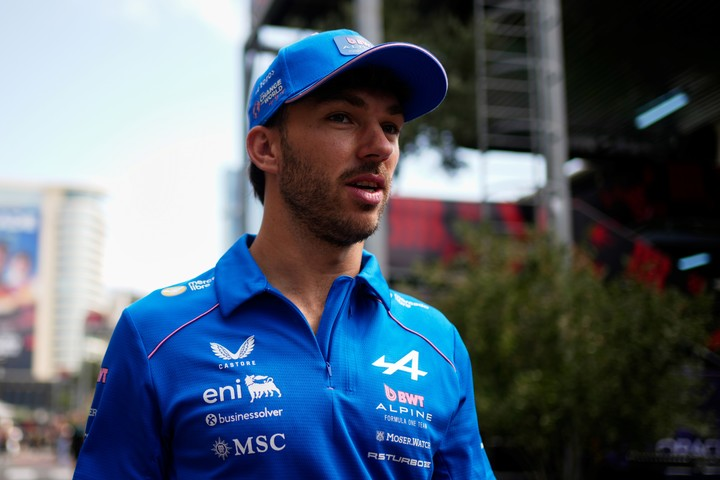 FernandoSvaluto's tweet photo. Gasly denunció "amenazas" de parte de seguidores de Colapinto. Y dice que "esto antes no existía".
1-Estratega, especulador, habla después de 10 días a horas de iniciarse la actividad en Bakú, exponiendo innecesariamente a su compañero.
2-Esto siempre existió, desde la aparición de las redes sociales. Y sólo de denuncia a los latinos.
3-¿Alguna vez escucharon a Franco "denunciar" las barbaridades que le dicen, especialmente desde medios y fanáticos europeos?
4-No quieras dar vuelta las cosas, Pierre, poniéndote en el lugar de víctima. El que actuó con mala leche en Madrid fuiste vos y la víctima de tu accionar, tu compañero de Alpine.
5-Las declaraciones de Gasly vuelven a ser una muestra más de su inseguridad frente a un compañero que sólo lo expone con su talento.
6-Lo que no existía antes, Pierre, era un pibe que venga de abajo y te gane con el mismo auto.
Espero esto no se tome como una "amenaza".
