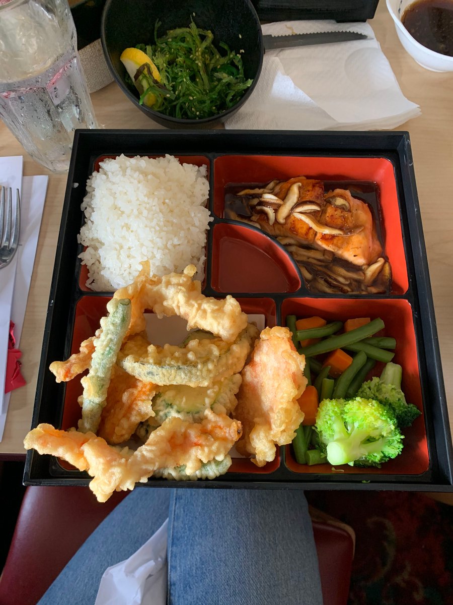 SushiZenVA's tweet photo. Treat yourself this rainy Wednesday to a flavorful #bentobox ๐ฑ https://t.co/VcuxUnfxOu