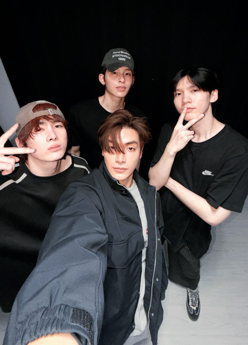 Farah_91Babyz's tweet photo. 🖤🩶🖤🩶 https://t.co/fhdoV2iThh