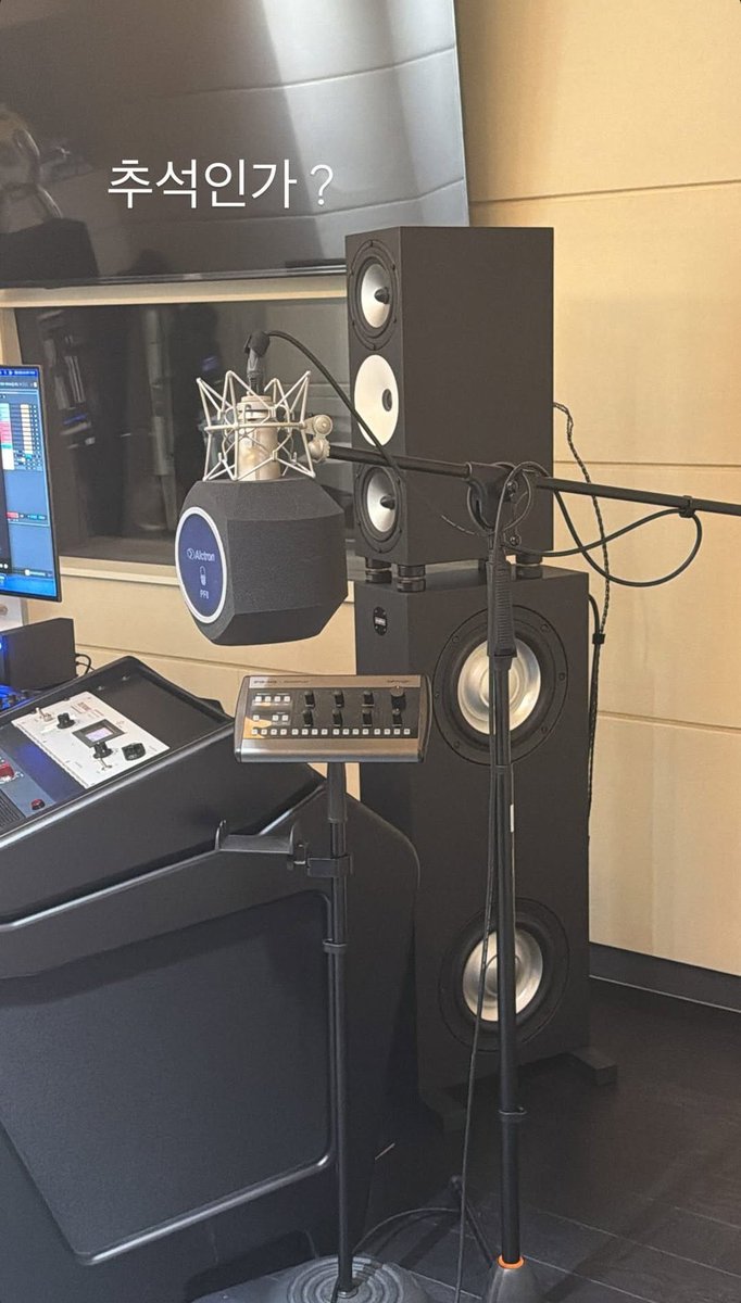 Booooooo_613's tweet photo. ドンへさん毎日遅くまで作業お疲れさまです。
ドンへさんの作る曲も歌声も大好きだから新しい作品が世に放たれる日が近づいてるんだなと感じてすごくワクワクしちゃう☺️ https://t.co/1PUSif96dE