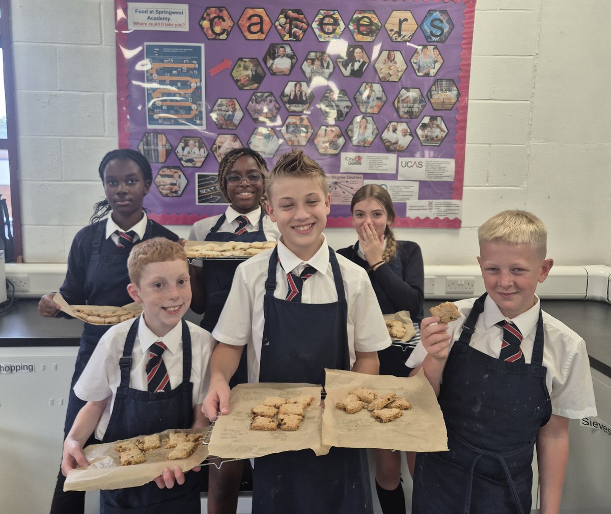 SwaFood's tweet photo. Yr 7 food tech. A new recipe - healthy breakfast bars. 😋 @SpringwestCA_PA @SpringwestA https://t.co/5QqccO9mVl