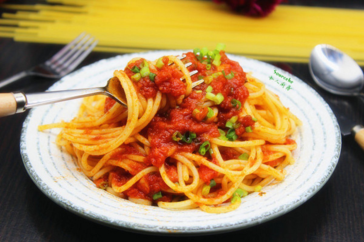 Herryosbron2's tweet photo. Just whipped up a warm tomato and basil pasta in 15 mins with ingredients I had at home—comfort food hits different when it’s quick and tasty!， https://t.co/JIdwCLNWEI