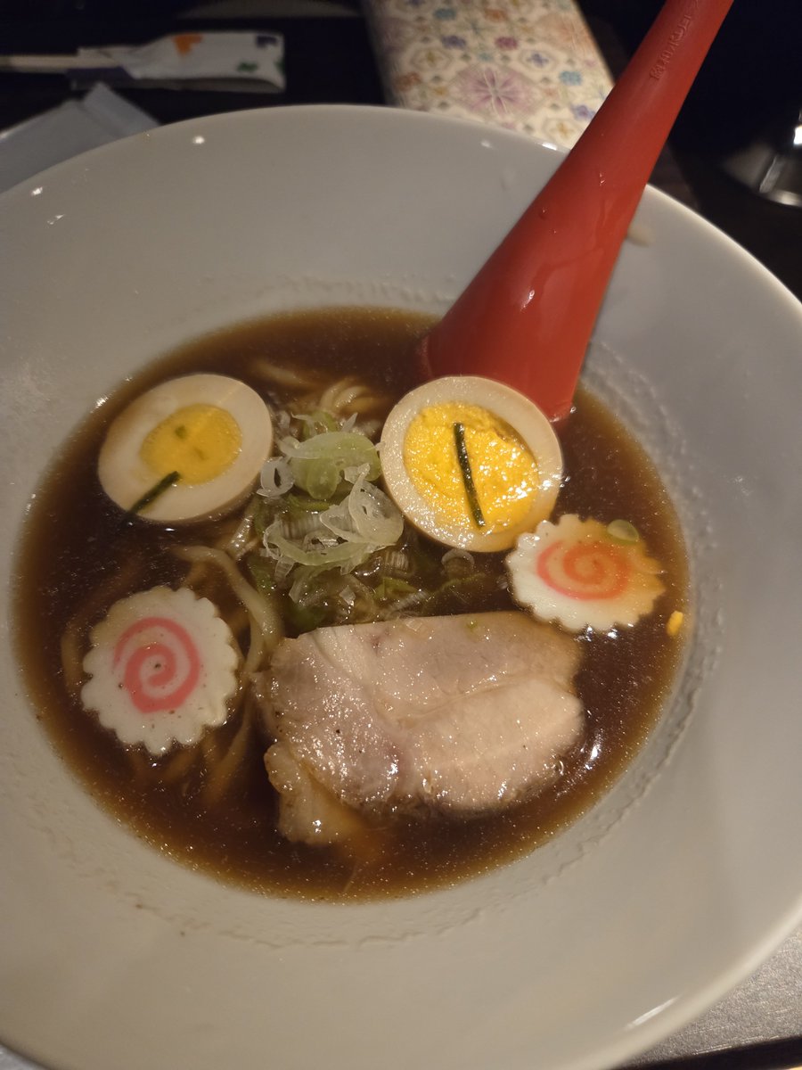 littlewoodshare's tweet photo. この夜はショウエイくんのラーメンも食べれる特別な日 じっくり味わいたいのでライブ後に頂く 実は私は普段ラーメンって滅多に食べに行かない🤫そんな私が思わず塩と醤油ラーメン 2杯共ペロリと食べちゃう位に美味

ライブ中にはタイツキ名物唐揚げも食べるわんぱくぶり😂

美味しゅうございました🙏🏻 https://t.co/73eDby3Plu